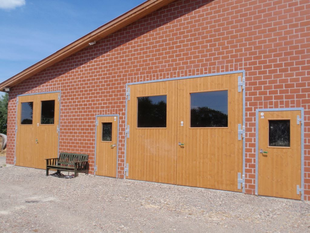Stallgebäude mit Türen und Tore